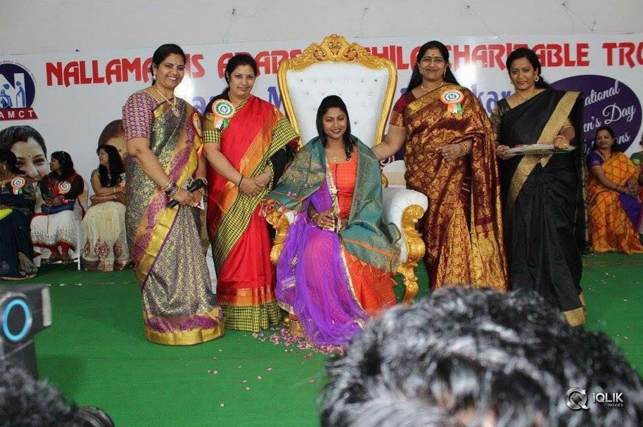 Praveena-Kadiyala-Gets-Adarsha-Mahila-Puraskaaram